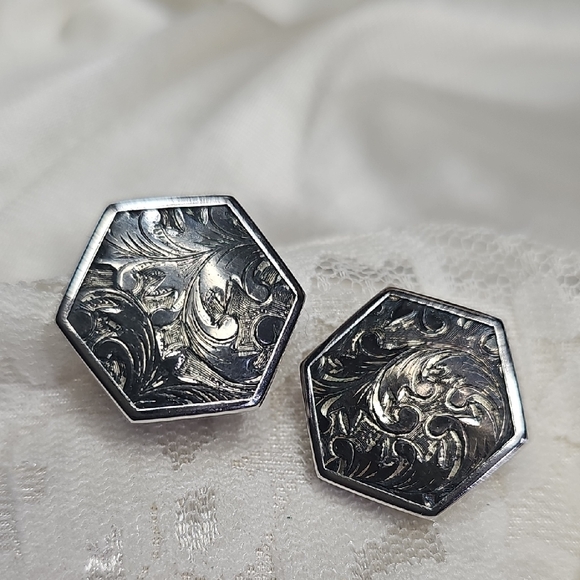 Volupte Jewelry - Volupé Signed Vintage Hexagon Silver Tone Clip Earrings